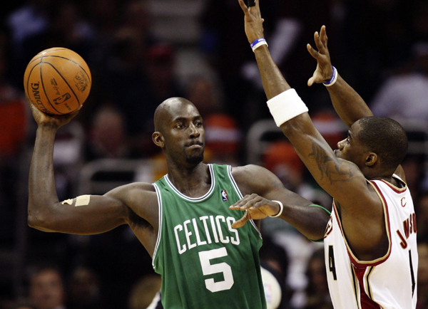 NBA：詹姆斯如同夢(mèng)游騎士慘敗32分 綠衫軍3:2領(lǐng)先