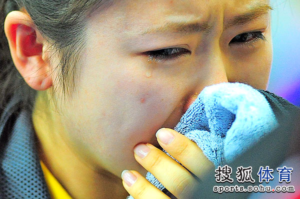 福原愛(ài)先輸后贏喜極而泣 與隊(duì)友抱頭痛哭