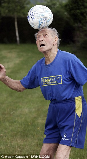 世界最老足球教練93歲退休 執(zhí)教73年訓(xùn)練9000多人