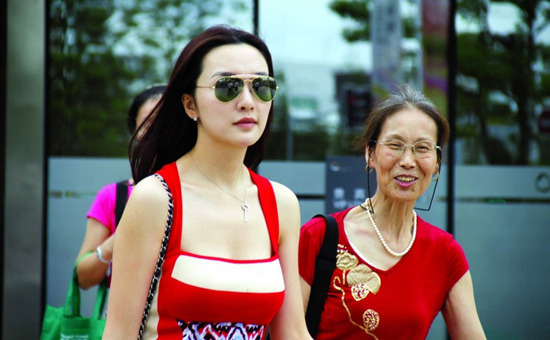 王勵(lì)勤攜紅衣美女游世博 大力好事或近