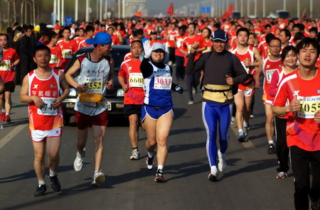 2011鄭開(kāi)國(guó)際馬拉松賽鳴槍開(kāi)跑 冠軍獲獎(jiǎng)2萬(wàn)美元