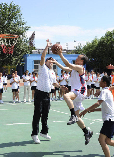 溫總理和小學(xué)生上體育課過六一