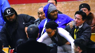 姐姐與球迷起沖突 JR·史密斯沖上看臺要揍球迷