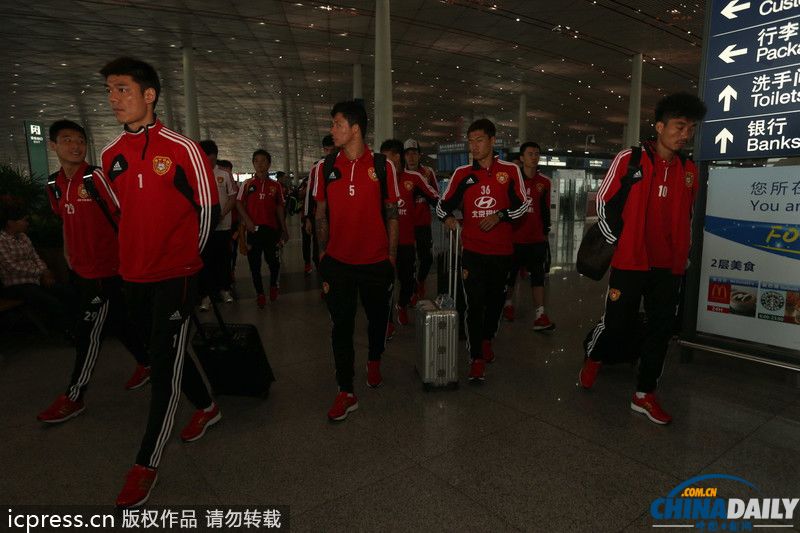 國足集結(jié)出征東亞杯 隊員睡眼惺忪略顯疲憊