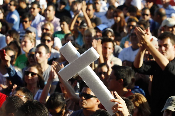 A man holds up a white cross during a protest against violence in Monterrey August 28, 2011. Battered state vows to solve Mexican security woes