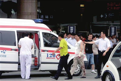組圖：一男子北京西站二樓進站口外樓沿跳下