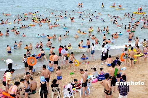 連云港海濱浴場(chǎng)游客爆滿[圖]