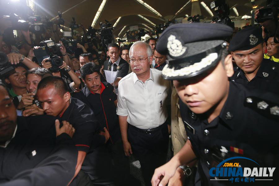 馬來西亞總理慰問失聯(lián)客機乘客親友